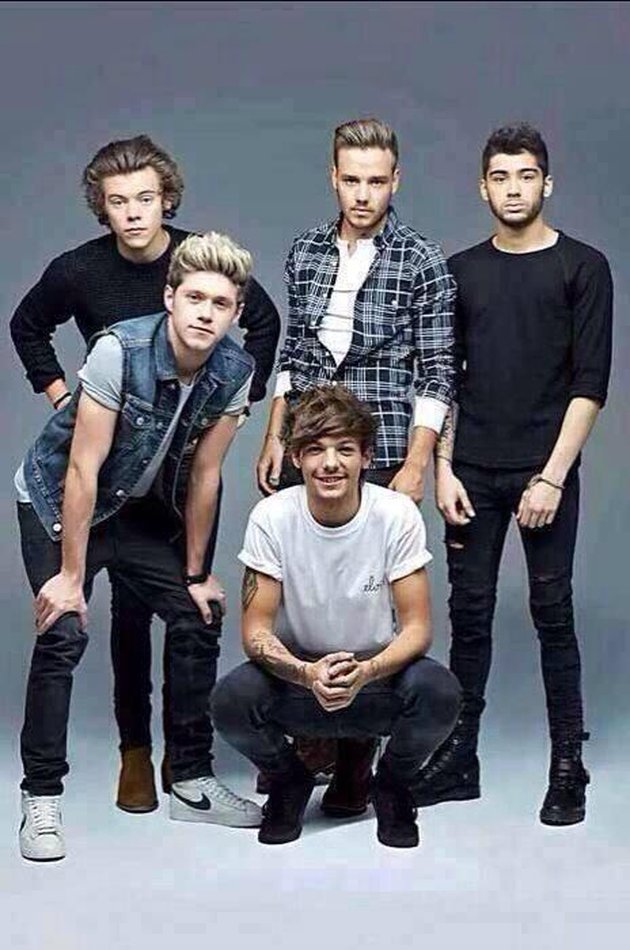 All Five: Kelima anggota One Direction, Liam Payne, Harry Styles, Zayn Malik, Louis Tomlinson, dan Niall Horan berpose keren dalam balutan gaya casual.