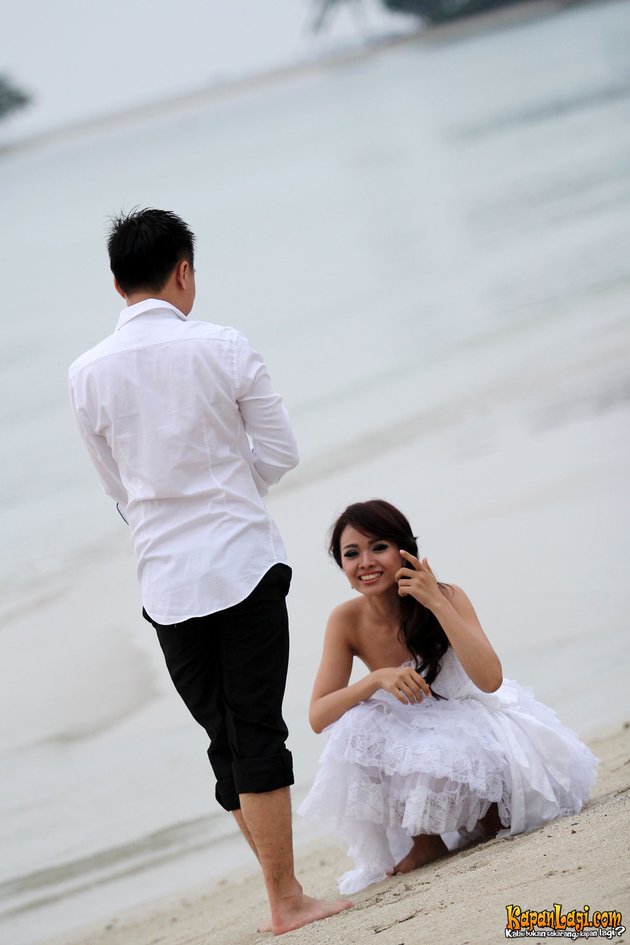 SESI FOTO PREWEDDING ROMANTIS WINDA VISKA DI PANTAI KapanLagi.com