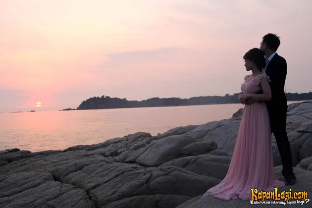 SESI FOTO PREWEDDING iROMANTISi WINDA VISKA DI iPANTAIi KapanLagi com SESI FOTO PREWEDDING iROMANTISi WINDA VISKA DI iPANTAIi KapanLagi com