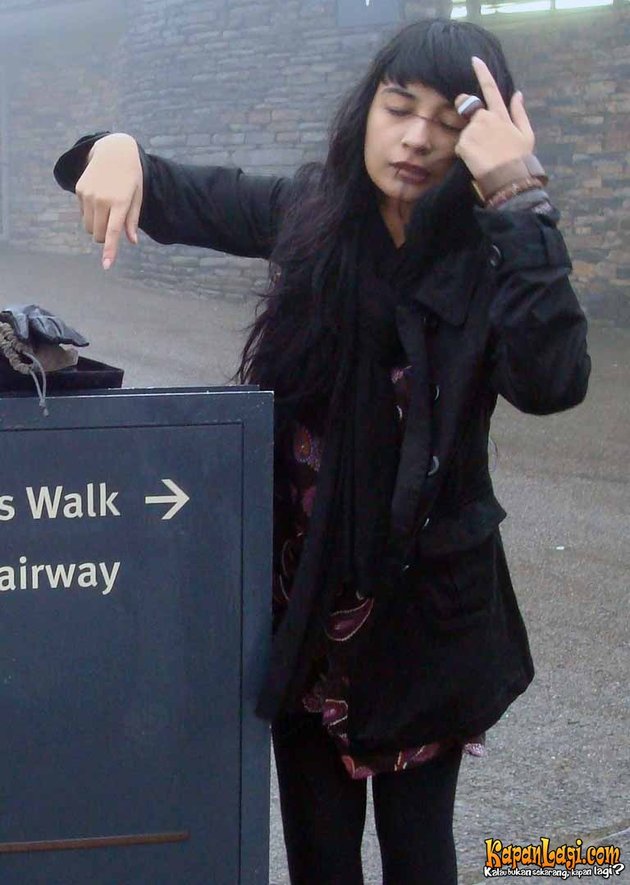 SHIREEN SUNGKAR DI KEDIAMANNYA PALMERAH KEBAYORAN BARU 