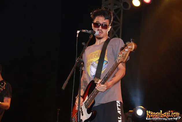 Snickers and the Chicken Fighter