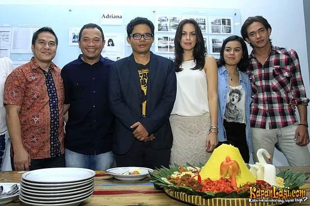 Cerita film ADRIANA diambil dari novel berjudul serupa yang dikagumi Sophie.