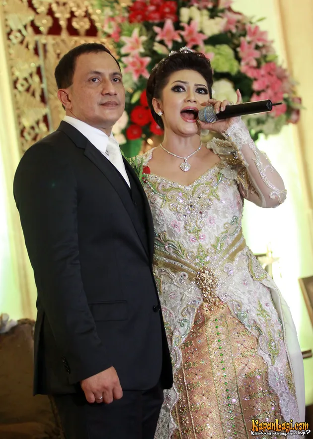SUASANA BAHAGIA RESEPSI PERNIKAHAN BELLA SAPHIRA DAN AGUS SUASANA BAHAGIA RESEPSI PERNIKAHAN BELLA SAPHIRA DAN AGUS