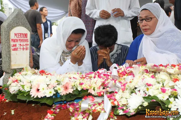 SUASANA PEMAKAMAN MANTAN MENSESNEG MOERDIONO - KapanLagi.com
