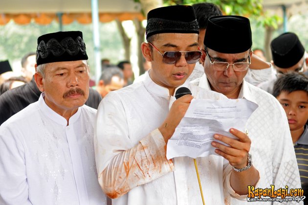 Pelakon Kisah Sedih Dipukul Ayah SUASANA SEDIH DI PEMAKAMAN AYAH NIA RAMADHANI KapanLagi com