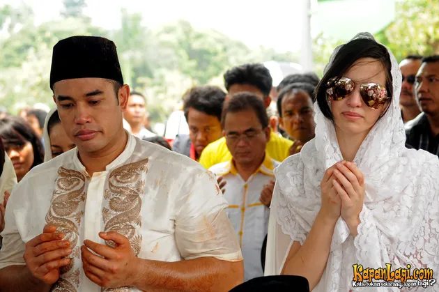 SUASANA SEDIH DI PEMAKAMAN AYAH NIA RAMADHANI - KapanLagi.com