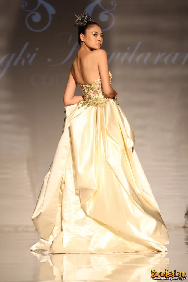 SYAHRINI DI BAZAAR BRIDAL WEEK - NGEBET PAKAI GAUN PENGANTIN - KapanLagi.com