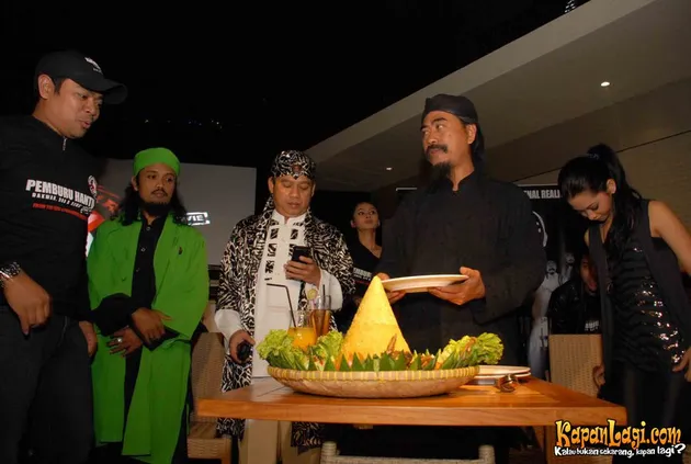 pemburu hantu