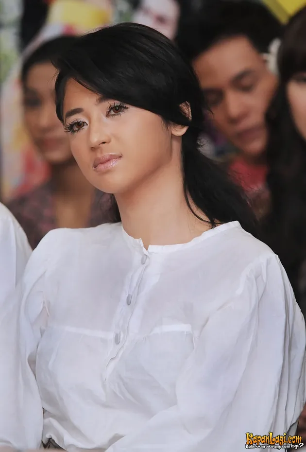 dewi perssik