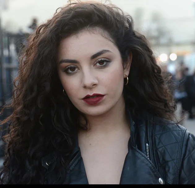 Ada yang tahu nama asli Charli XCX? Ia bernama Charlotte Emma Aitchison.