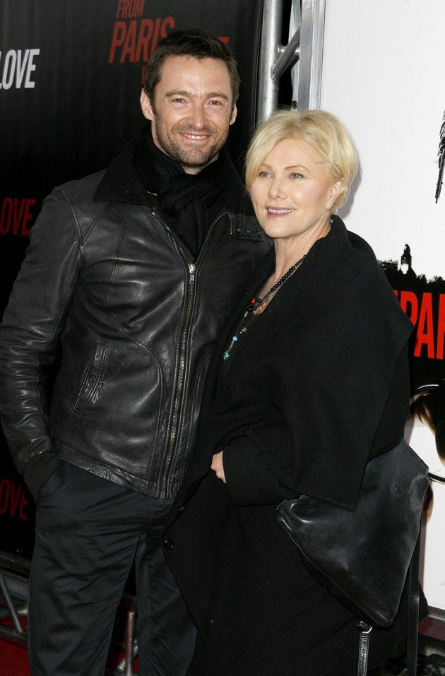 Cinta Hugh Jackman pada istrinya, Deborra Lee Furness nampaknya memang begitu besar. Meski usianya lebih muda 13 tahun, namun ia tetap hidup bahagia bersama dengan sang istri.