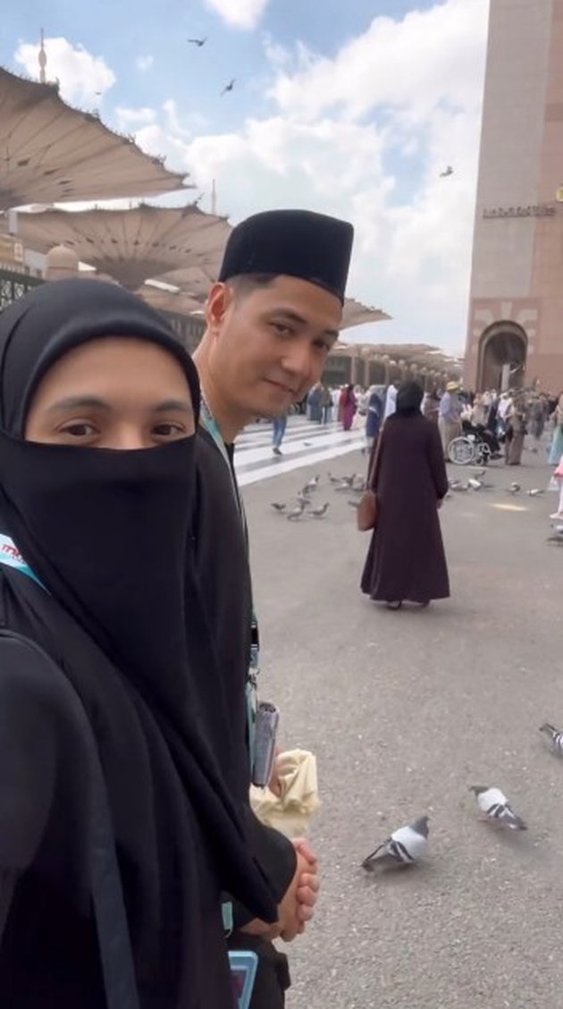 New Year in the Holy Land, 8 Photos of Nycta Gina and Rizky Kinos Performing Umrah with Family