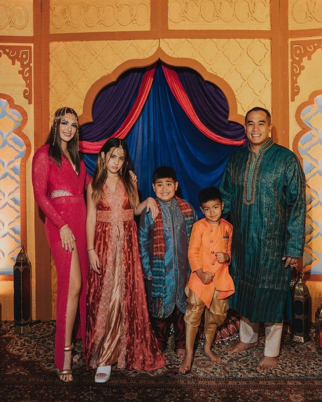 Rich to the Core, 8 Snapshots of Ardi Bakrie Shamelessly Inviting His Children to Eat on the Side of the Road - Mikhayla's Beauty Steals Attention