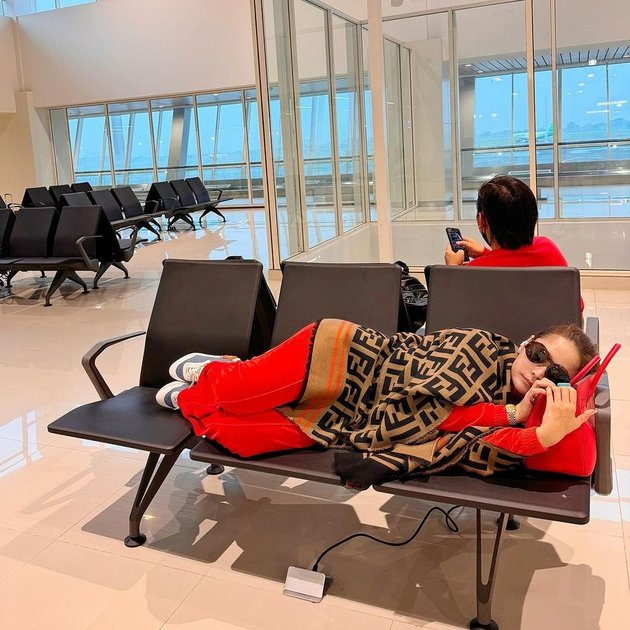 Extremely Wealthy but Down-to-Earth, Here are 8 Photos of Inul Daratista Sleeping at the Airport - She Continues to Take Out-of-Town Jobs to Support Her Family