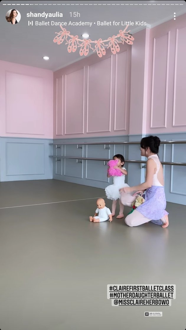 No Such Thing as Too Late, 11 Snapshots of Shandy Aulia's Ballet Lessons with Claire - Mother and Daughter Make a Beautiful Ballerina Duo