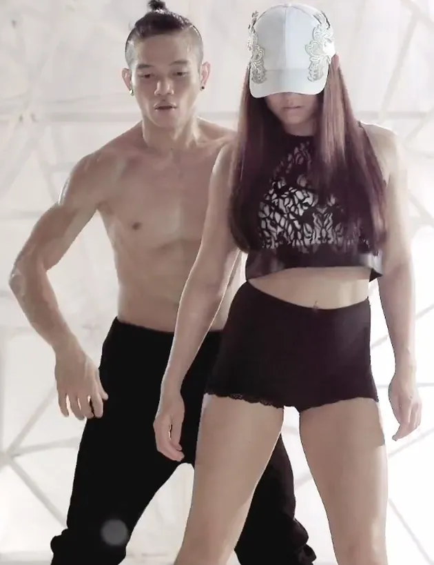 The Freaks berduet dengan Agnez Mo untuk merekam ulang hits sang diva yang bertajuk 'Cinta Tak Ada Logika'.