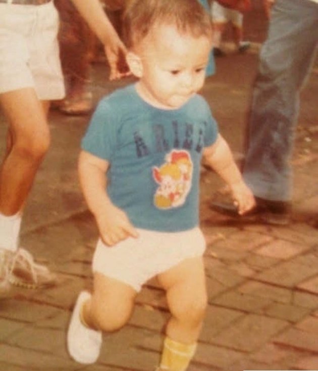 Ini potret Ariel NOAH saat masih bayi yang sudah bisa berjalan. Kala bayi, Ariel tampak lucu dan menggemaskan banget nih.