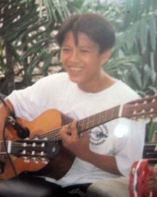 Dan ini, foto Ariel ketika beranjak remaja. Ia tampak memain gitar bareng teman-temannya. Terlihat wajah ganteng kala ia remaja.