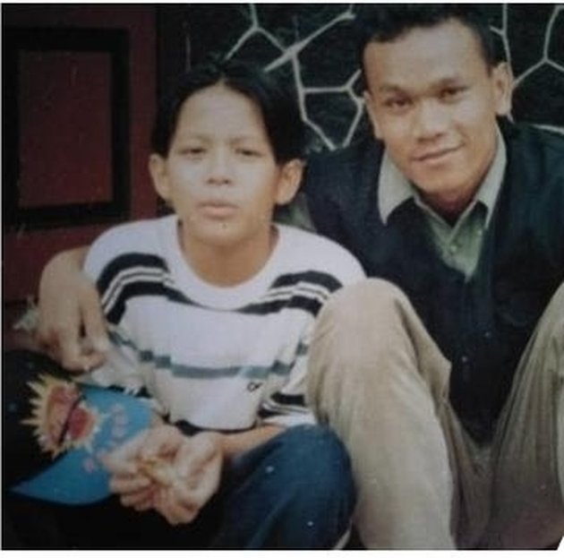 Dulu gaya rambut Ariel sudah berbelah tengah. Foto ini merupakan foto momen Ariel bersama gurunya yang bernama Dany, melansir dari merdeka.com.