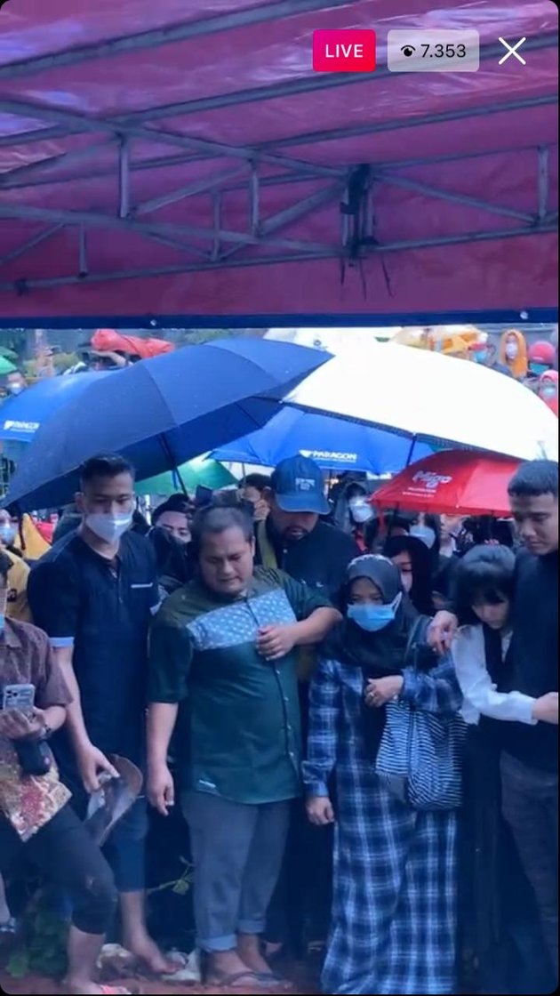 Does Not Stop Crying, Here are 9 Portraits of the Sadness of Bibi Ardiansyah and Vanessa Angel's Two Siblings at the Funeral of Their Brother
