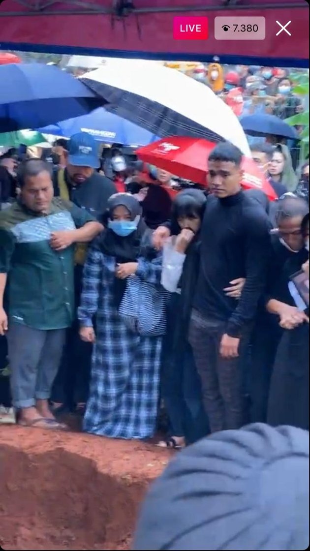 Does Not Stop Crying, Here are 9 Portraits of the Sadness of Bibi Ardiansyah and Vanessa Angel's Two Siblings at the Funeral of Their Brother