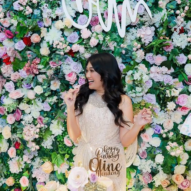 Not Attended by Syahrini, Here are 8 Pictures of Oline Mendeng's Lavish and Flower-Filled Birthday Party - A Gathering of Socialite Gang