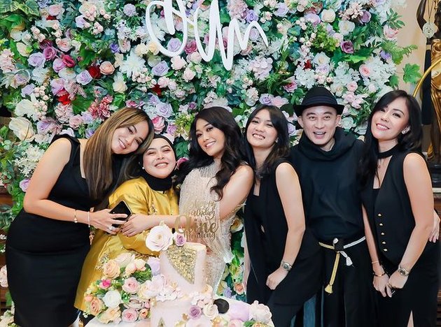 Not Attended by Syahrini, Here are 8 Pictures of Oline Mendeng's Lavish and Flower-Filled Birthday Party - A Gathering of Socialite Gang