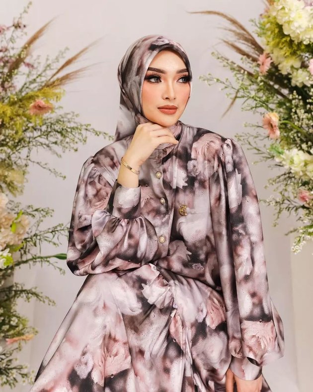 Not Allowed to Sing by Her Husband, Here are 8 Photos of Zaskia Gotik who Now Sells Clothes and Hijabs - Sewing Labels to Packaging Products with Dirty Fingers
