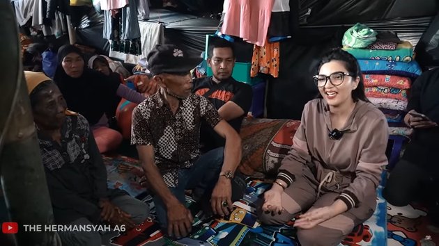 Not Accompanied by Children and Husband, Ashanty's Portrait Visiting the Victims of the Cianjur Earthquake - Providing a Truck Full of Aid