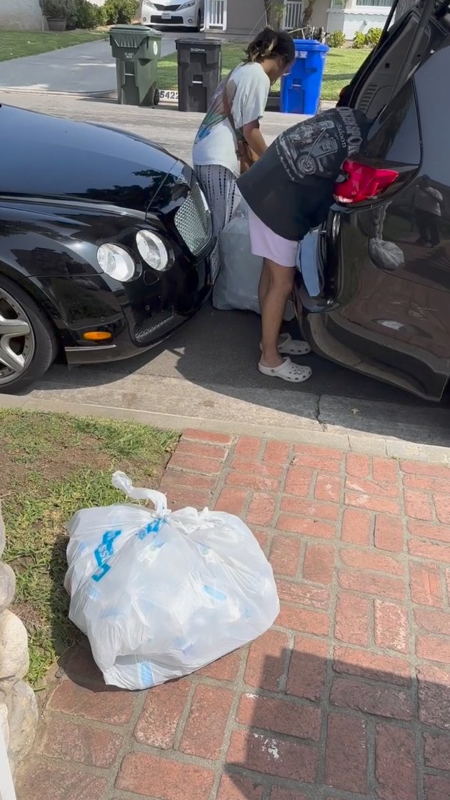 Not Ashamed Despite Being Wealthy, 10 Pictures of Cinta Kuya Collecting Trash from Neighbors' Used Bottles in America - Sold for Recycling