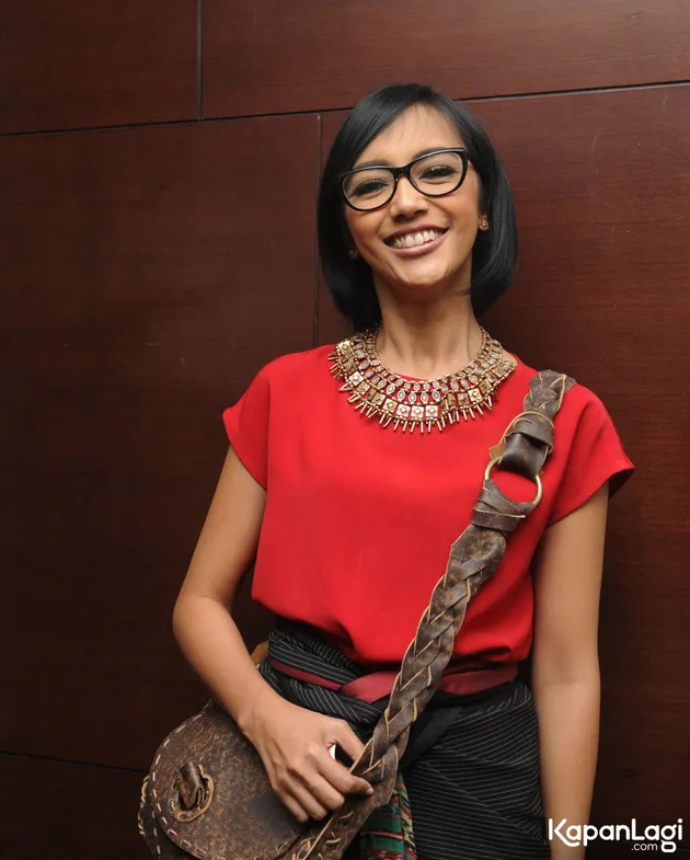 Premier KAKAK tanpa Bella