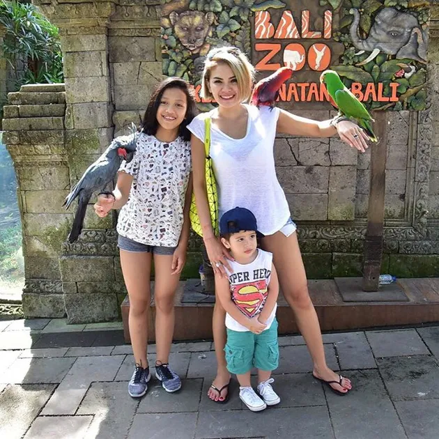 hot mom, single mother