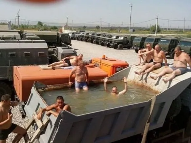 foto-foto konyol bikin kolam renang