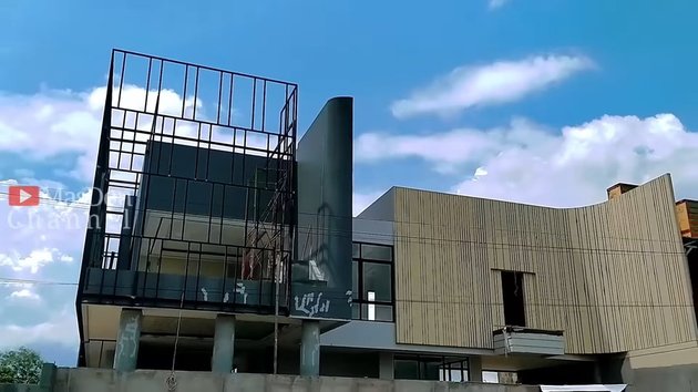 Dilansir via YouTube MasDon Channel, seperti inilah tampak depan bangunan tiga lantai yang akan jadi hunian nyaman bagi Denny Caknan.