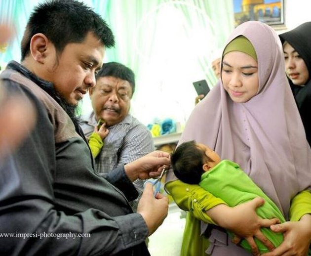 TAK INGIN MENUNDA, OKI SETIANA DEWI GELAR AQIQAH ANAK 