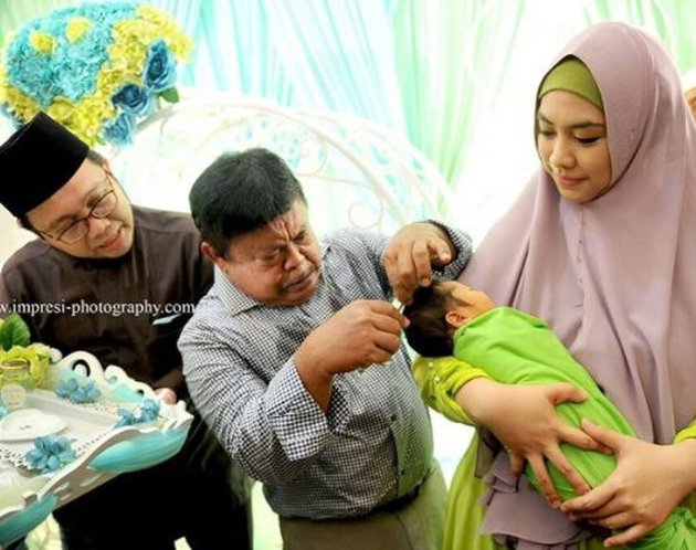 TAK INGIN MENUNDA, OKI SETIANA DEWI GELAR AQIQAH ANAK 