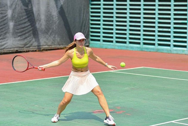 Not Inferior to Wulan Guritno or Kirana Larasati, Here are 8 Photos of Pevita Pearce Playing Tennis - Showing Muscular Stomach Until Being Mistaken for a Real Athlete