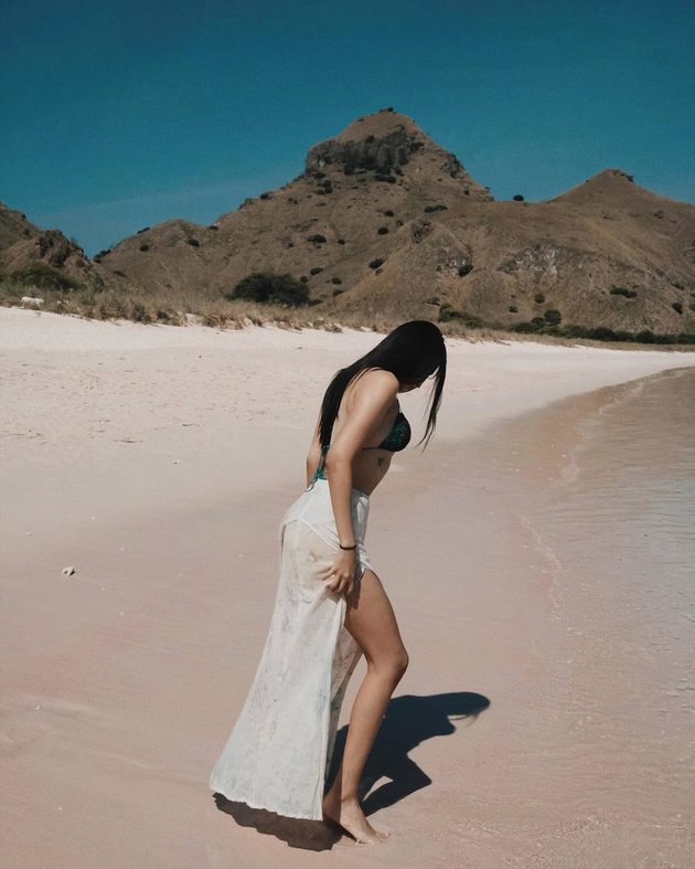 Not Tired Even Though Reminded About the Torture of the Grave, Here are 8 Photos of Anya Geraldine who is Getting Hotter - Showing Off Her Smooth Back