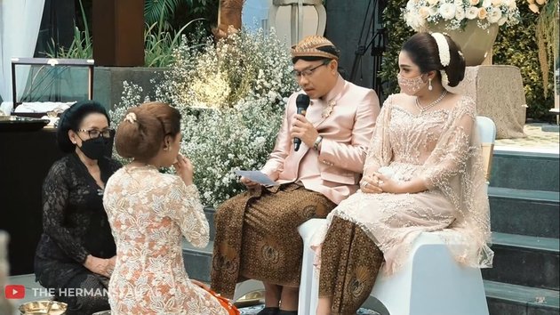 Unable to Hold Back Tears, Here are 10 Portraits of Anang Hermansyah's Tears on Aurel's Siraman Moment - Ready to Let Go of His Beloved Daughter
