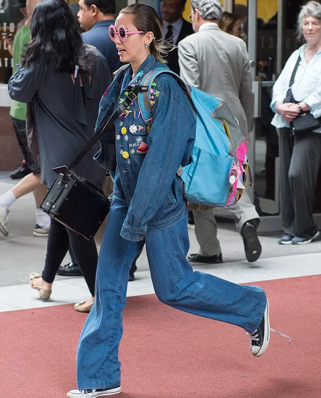 Gaya Aneh Miley Cyrus