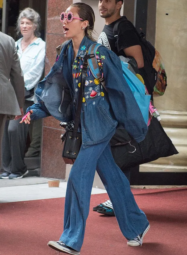 Gaya Aneh Miley Cyrus