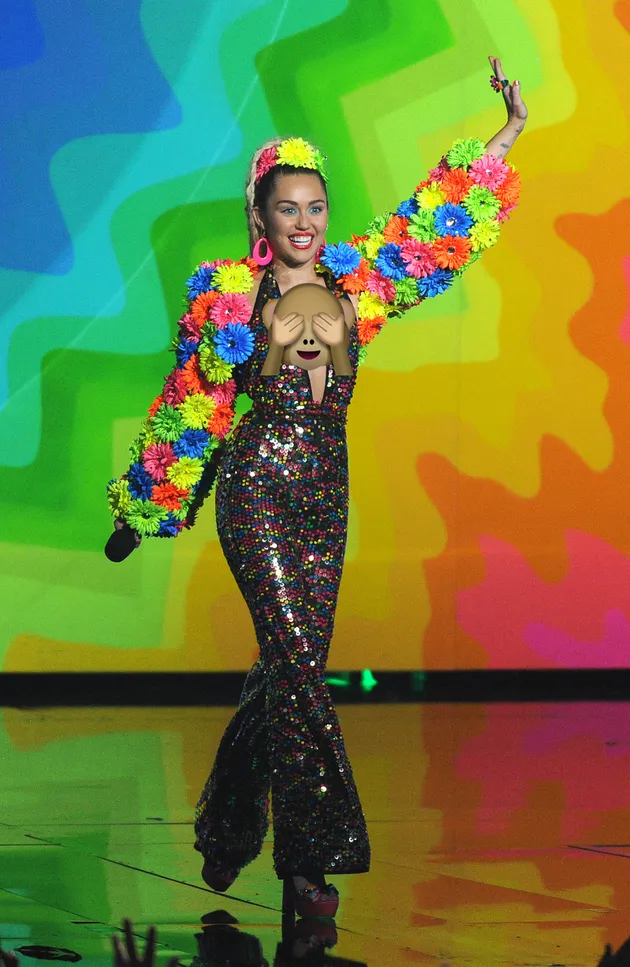 Gaya Aneh Miley Cyrus