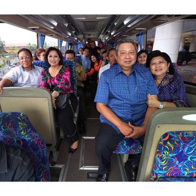 TAK LAGI JADI PRESIDEN, SBY-IBU ANI JALAN-JALAN ROMANTIS 