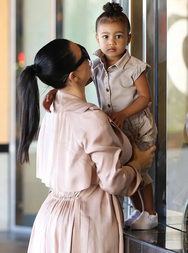 North West Manja-Manjaan ke Kim Kardashian