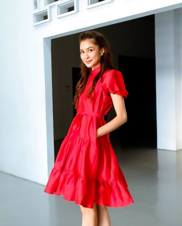 Di unggahan terbarunya, Mikha yang memakai gaun merah ini terlihat lebih kurus. Mesk