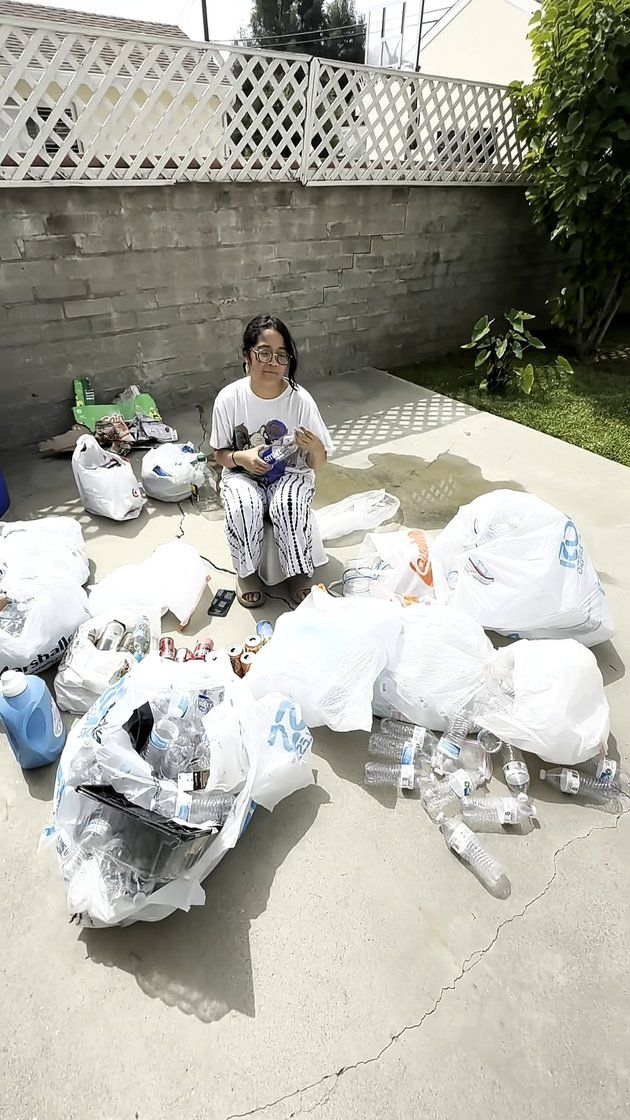 Not Taking Advantage of Famous Parents' Name, Here are 8 Independent Photos of Cinta Kuya in America - Willing to Collect Neighbor's Trash & Sell Food