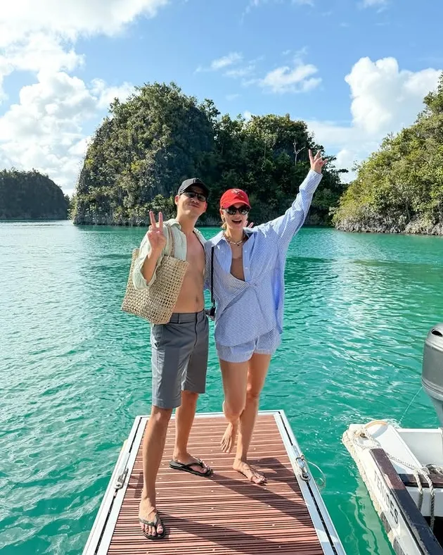 Luna Maya dan Maxime foto di Raja Ampat