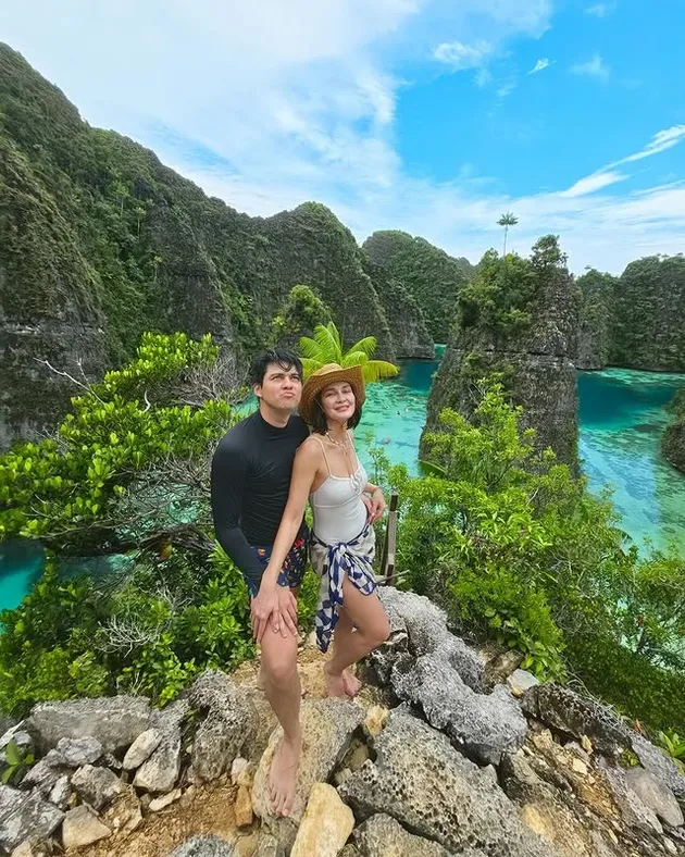 Luna Maya berdiri di samping Max di Raja Ampat