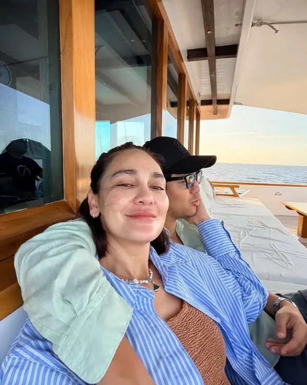 Luna Maya dipeluk Max di atas kapal