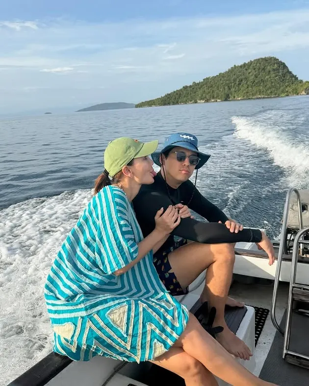 Luna Maya pakai baju biru di atas kapal